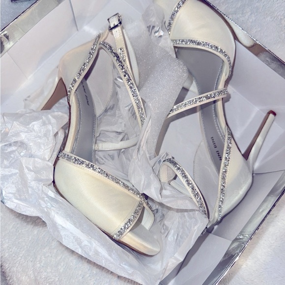Gianni Bini Ivory Satin Heels with Silver Accents - Picture 1 of 7